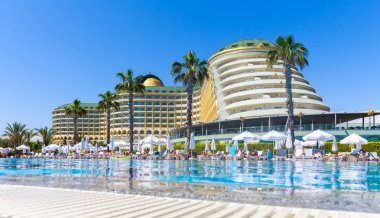 Antalya, Türkiye - 11 Mayıs 2014: Delphin Imperial hotel Antalya'da 11 Mayıs 2014 Yüzme havuzlu.