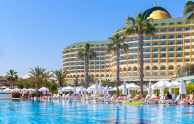 Antalya, Türkiye - 11 Mayıs 2014: Delphin Imperial hotel Antalya'da 11 Mayıs 2014 Yüzme havuzlu.