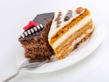 Lezzetli pasta beyaz daire üzerinde iki adet