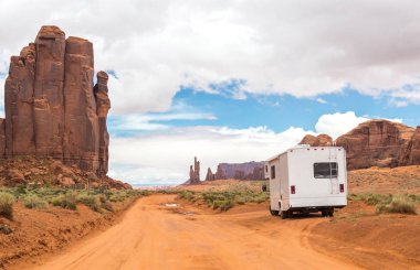 Kamyonet ve karavan Monument Valley, Utah, ABD de yol