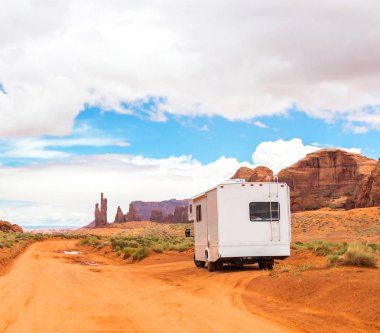 Kamyonet ve karavan Monument Valley, Utah, ABD de yol