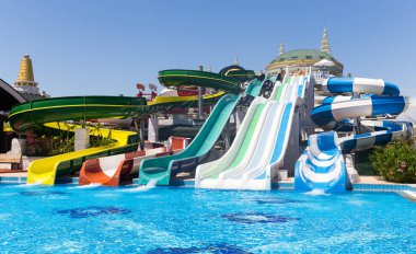 Antalia, Türkiye - 11 Mayıs 2014: Renkli waterpark tüpler ve Delphin Imperial hotel üzerinde 11 Mayıs 2014 yılında Antalia yüzme havuzunda.