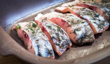 Tepsi yemek, blanc amour otlar ile önce pişirme üzerinde çiğ balık