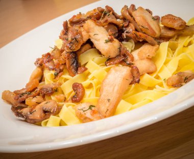 Kızarmış tavuk ve mantar ile İtalyan Makarna