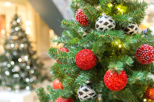 Árbol Navidad Con Decoración Roja Centro Comercial —  Fotos de Stock