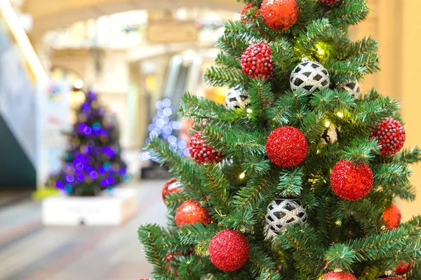 Kerstboom Met Rode Decoratie Shopping Mall — Stockfoto