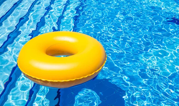 Inflatable Yellow Inner Tube Floating Clear Blue Waters — Stock Photo, Image