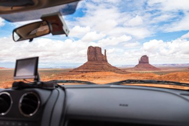 GPS cihazı arabada, uydu navigasyon sistemi Monument Valley, ABD