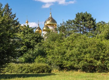 Altın kubbesi Kilisesi, ağaçların arasından görüntülemek