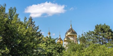 Altın kubbesi Kilisesi, ağaçların arasından görüntülemek