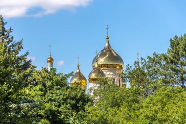 Altın kubbesi Kilisesi, ağaçların arasından görüntülemek