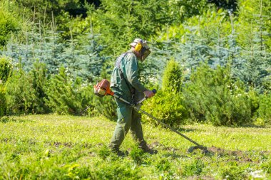 Çim Makası ile çalışan adam