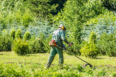 Çim Makası ile çalışan adam