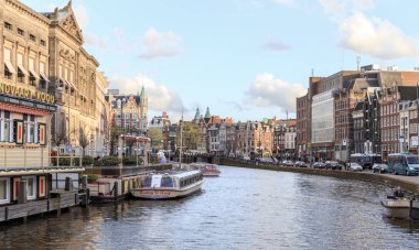 Amsterdam, Hollanda - 15 Mart: Tarih 15 Mart 2014 yılında Amsterdam kanalları ile şehrin sokaklarında