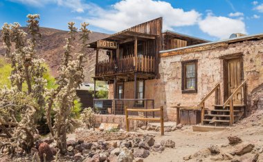 23 Mayıs. Calico, Ca, ABD 2015-eski otel: Calico bir hayalet şehir içinde San Bernardino County, California, Amerika Birleşik Devletleri olduğunu. 1881 yılında bir gümüş maden kasabası kurulmuştur. Şimdi bir ilçe park.