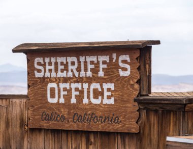 23 Mayıs. 2015 - Calico, Ca, ABD Şerif'in ofisinde: Calico bir hayalet şehir içinde San Bernardino County, California, Amerika Birleşik Devletleri olduğunu. 1881 yılında bir gümüş maden kasabası kurulmuştur. Şimdi bir ilçe park.