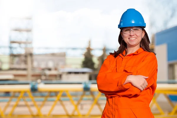 Vrouw Werknemer Een Oranje Overall Blauwe Veiligheidshelm Geïsoleerd Witte Achtergrond — Stockfoto