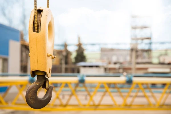 Gele Kraan Haak Met Een Aantal Industriële Gebouwen Achtergrond — Stockfoto