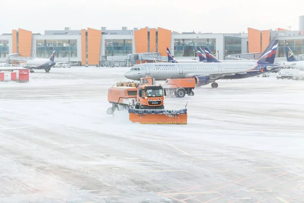 Moscow Russia December 2016 Snowplow Removing Snow Runways Roads Airport — Stock Photo, Image