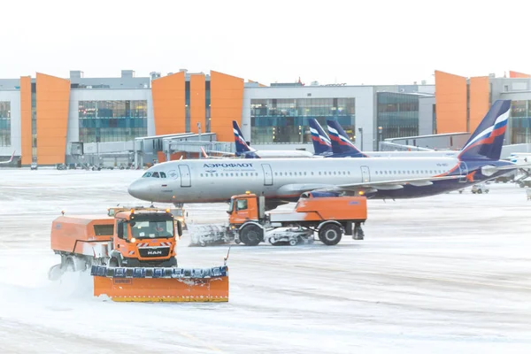 공항에서 폭풍우 활주로 공항에도 모스크바 러시아 2016 Snowplow 모스크바에서 2016 — 스톡 사진