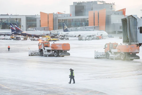 莫斯科 俄罗斯 2016年12月06日 扫雪从机场跑道和道路上删除雪在谢列梅捷沃机场12月的暴风雪在莫斯科06 2016 — 图库照片