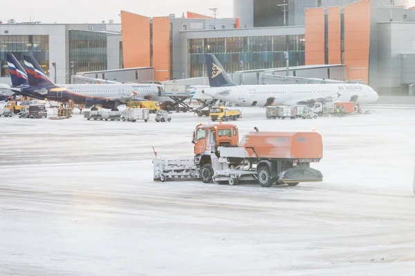 Moscow Rússia Dezembro 2016 Snowplow Removendo Neve Pistas Estradas Aeroporto — Fotografia de Stock