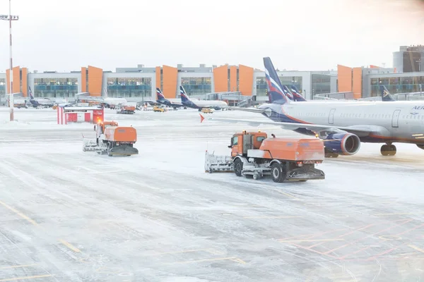 공항에서 폭풍우 활주로 공항에도 모스크바 러시아 2016 Snowplow 모스크바에서 2016 — 스톡 사진