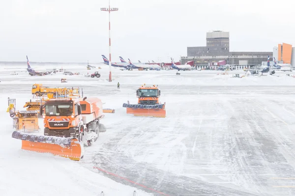 Εκχιονιστικό Αφαίρεση Χιόνι Από Διαδρόμους Και Τους Δρόμους Στο Αεροδρόμιο — Φωτογραφία Αρχείου