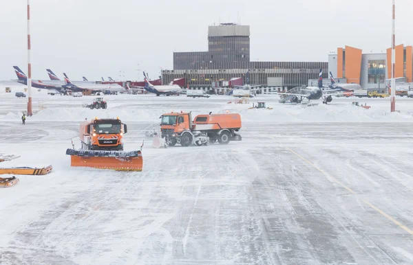 モスクワ ロシア連邦 2016 除雪機がシェレメーチエヴォ国際空港で 月の雪嵐の中に滑走路と空港内道路から除雪モスクワで 2016 — ストック写真