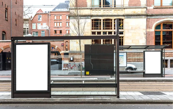 ヨーロッパ都市の道端にブランクの看板 — ストック写真