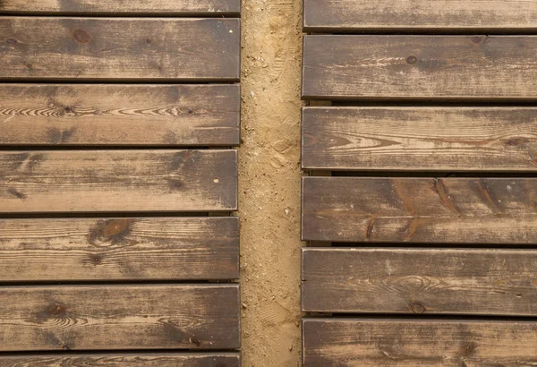 テクスチャや背景の砂で木製ビーチ ボードウォーク — ストック写真