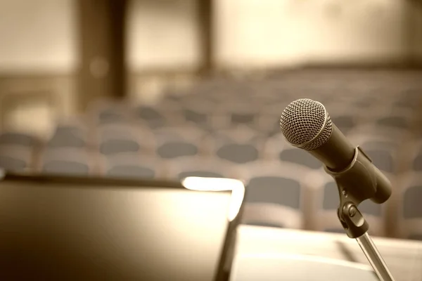 Podium Mit Mikrofon Und Computer Konferenzsaal — Stockfoto