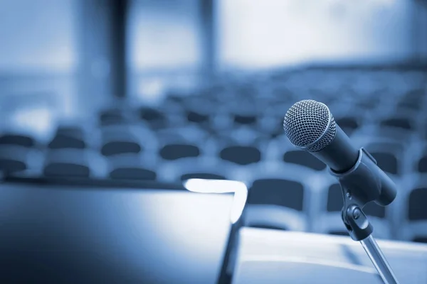 Rostrum Con Micrófono Ordenador Sala Conferencias —  Fotos de Stock