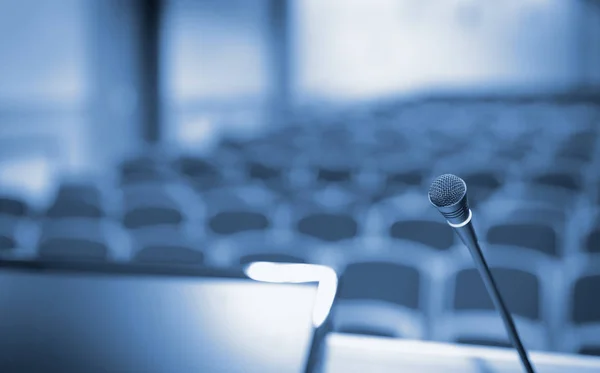 Rostro Con Microfono Computer Nella Sala Conferenze — Foto Stock