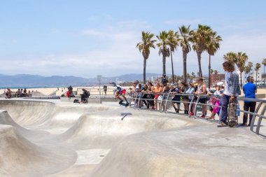 Venice, Amerika Birleşik Devletleri - 21 Mayıs 2015: Venice Sahili, patenciler Skatepark, Kaliforniya'da. Venice Sahili La County en popüler plajlarından biridir.