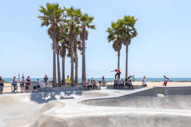 Venice, Amerika Birleşik Devletleri - 21 Mayıs 2015: Venice Sahili, patenciler Skatepark, Kaliforniya'da. Venice Sahili La County en popüler plajlarından biridir.