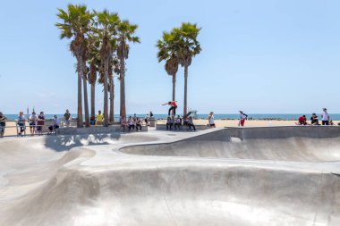 Venice, Amerika Birleşik Devletleri - 21 Mayıs 2015: Venice Sahili, patenciler Skatepark, Kaliforniya'da. Venice Sahili La County en popüler plajlarından biridir.