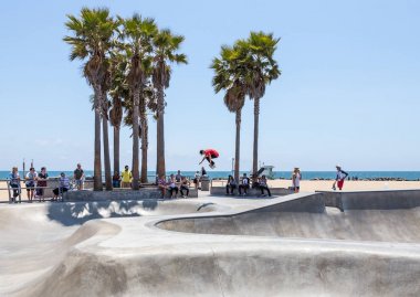 Venice, Amerika Birleşik Devletleri - 21 Mayıs 2015: Venice Sahili, patenciler Skatepark, Kaliforniya'da. Venice Sahili La County en popüler plajlarından biridir.