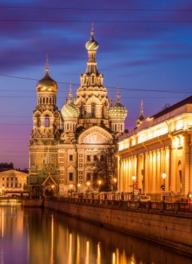 Kilise Mesih'in dirilişi (kurtarıcı dökülen kan üzerinde), St Petersburg, Rusya, gece