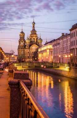 Kilise Mesih'in dirilişi (kurtarıcı dökülen kan üzerinde), St Petersburg, Rusya, gece