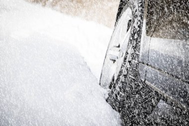 SUV kışın çok kar ile orman yolda araba