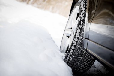 SUV kışın çok kar ile orman yolda araba