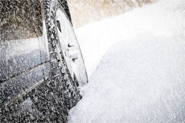 SUV kışın çok kar ile orman yolda araba