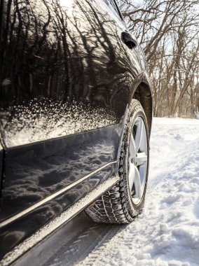 SUV kışın çok kar ile orman yolda araba