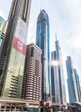 Dubai, Birleşik Arap Emirlikleri-16 Ocak: Modern gökdelenler, Sheikh zayed road, Dubai, Birleşik Arap Emirlikleri 16 Ocak 2014 tarihinde. Dubai dünyanın en hızlı büyüyen şehri olduğunu.