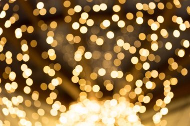Bokeh odaklı ışıklarla altın soyut arkaplan