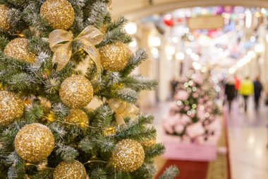 Alışveriş merkezinde Noel ağacı süslemesi