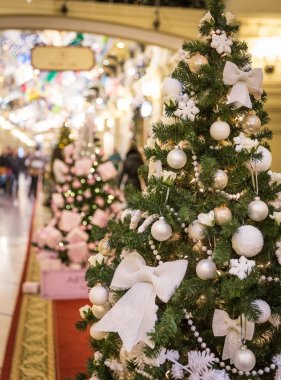 Alışveriş merkezinde Noel ağacı süslemesi