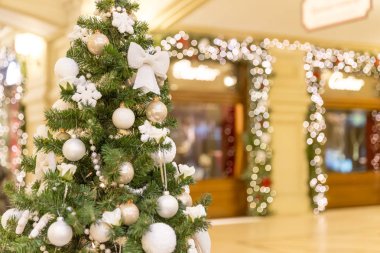 Alışveriş merkezinde Noel ağacı süslemesi