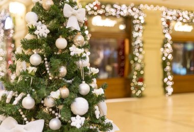 Alışveriş merkezinde Noel ağacı süslemesi